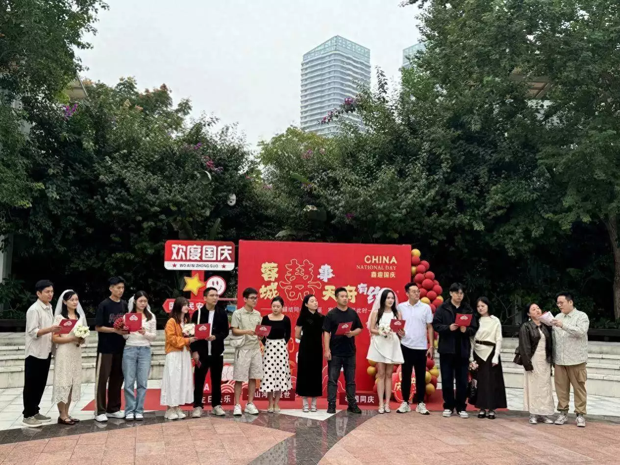 以家国之名，赴幸福之约——新区成功举办国庆主题集体颁证仪式