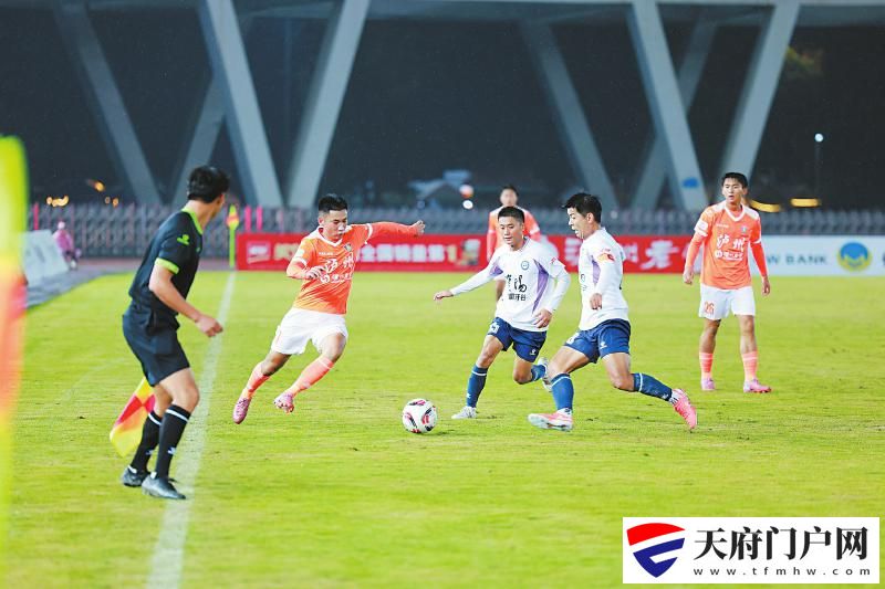 “海鲜哥”“茶老板”“网红门神”
“川超”绿茵场上的凡人哥「相关图片」