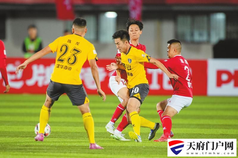 “海鲜哥”“茶老板”“网红门神”
“川超”绿茵场上的凡人哥「相关图片」