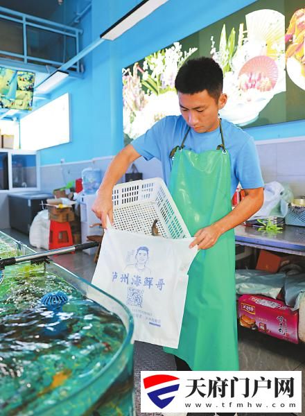 “海鲜哥”“茶老板”“网红门神”
“川超”绿茵场上的凡人哥「相关图片」