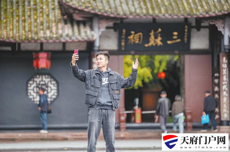 “海鲜哥”“茶老板”“网红门神”
“川超”绿茵场上的凡人哥「相关图片」