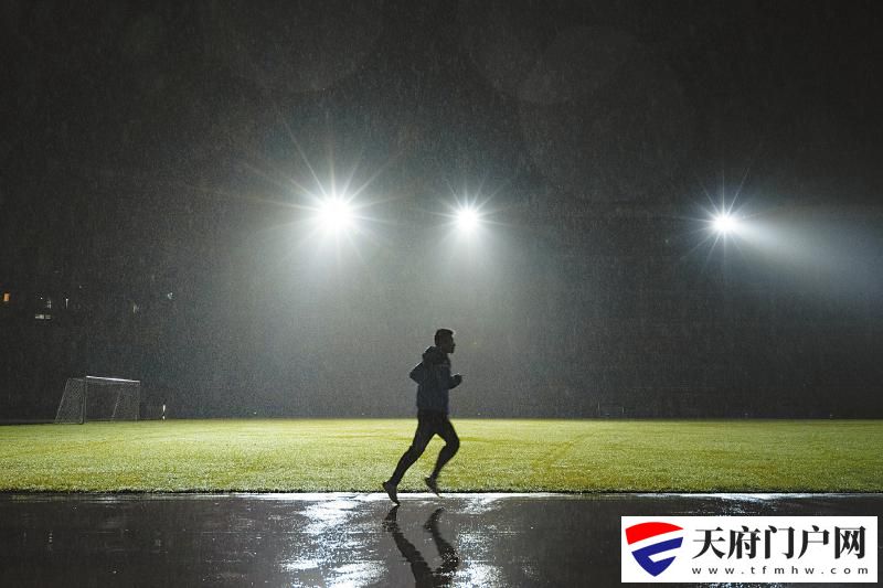“海鲜哥”“茶老板”“网红门神”
“川超”绿茵场上的凡人哥「相关图片」