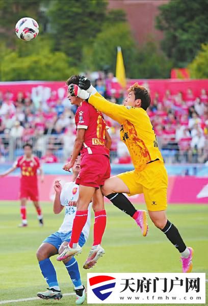 “海鲜哥”“茶老板”“网红门神”
“川超”绿茵场上的凡人哥「相关图片」