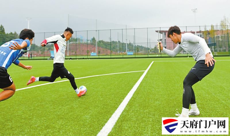 “海鲜哥”“茶老板”“网红门神”
“川超”绿茵场上的凡人哥「相关图片」