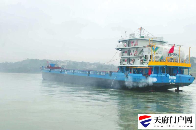 着力拆旧建新,“泸州造”助力长江航运“减污降碳”
长江水道上绿色船舶跑得欢「相关图片」