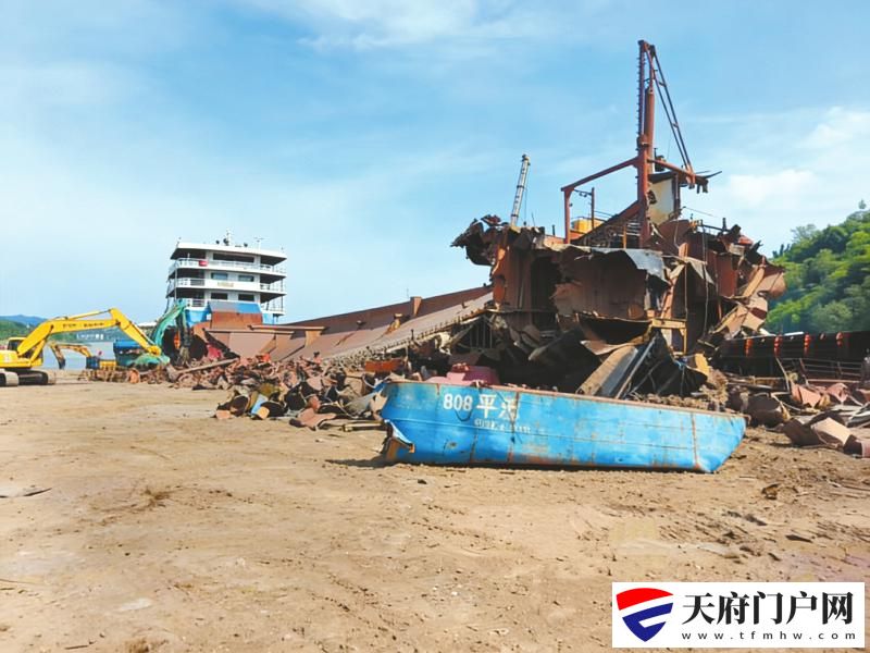 着力拆旧建新,“泸州造”助力长江航运“减污降碳”
长江水道上绿色船舶跑得欢「相关图片」