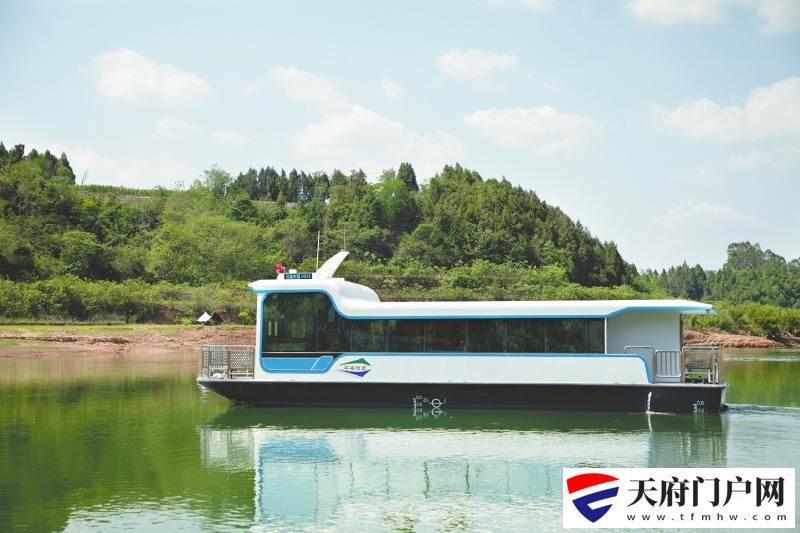 着力拆旧建新,“泸州造”助力长江航运“减污降碳”
长江水道上绿色船舶跑得欢「相关图片」